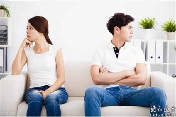 女人首先提出如何处理离婚,丈夫决心明智地与妻子离婚