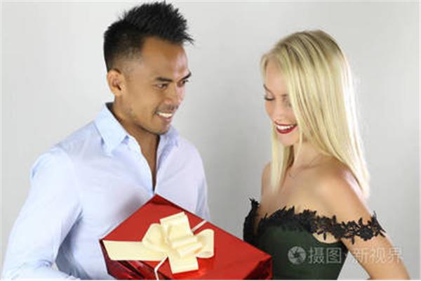 送女朋友什么礼物最好,给女朋友买什么礼物好?